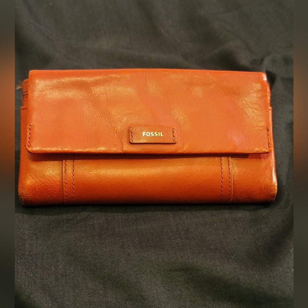 Fossil Crimson Red Leather Ellis Clutch. Double Snap closure front